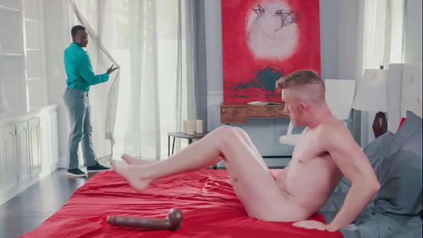 उसने मुझे मेरी गांड में एक विशाल डिल्डो से हस्तमैथुन करते हुए पकड़ लिया, मुझे लगता है कि यह उसका लंड था