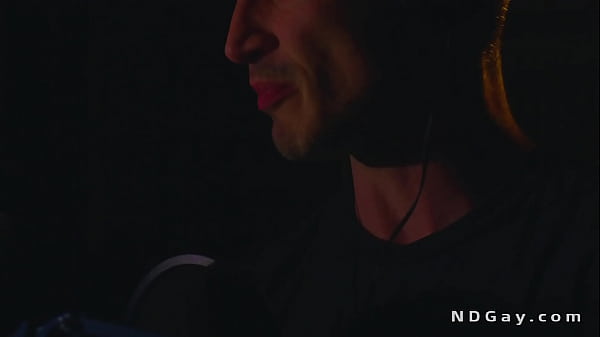 Un célèbre podcasteur gay héberge et baise anal son jeune fan