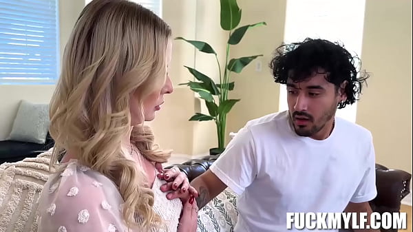 Erstaunlich attraktiver Teenager tritt auf