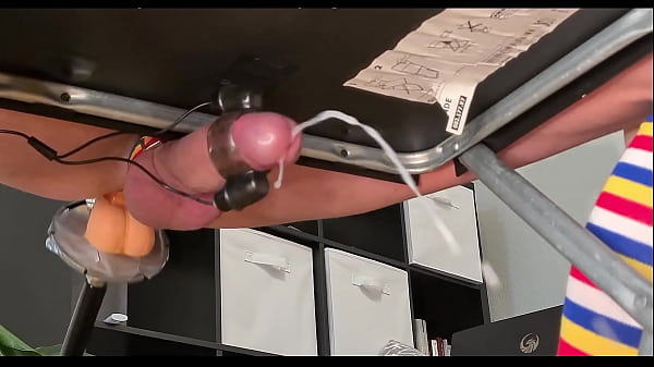 बकवास मशीन लड़के की धार को बिना हाथों के वीर्य से विशाल बना देती है (धीमी गति)