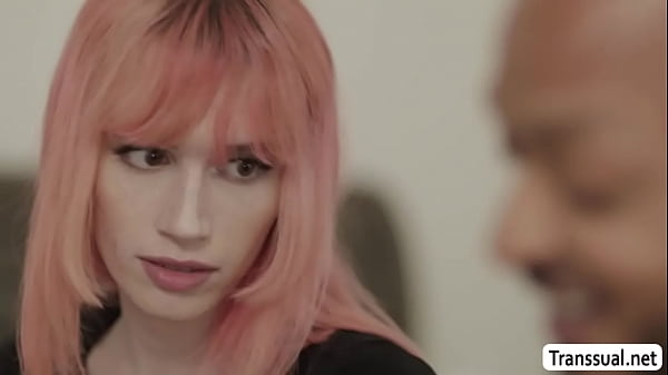 Shemale Babe wird von schwarzem Stiefbruder ohne Sattel gefickt