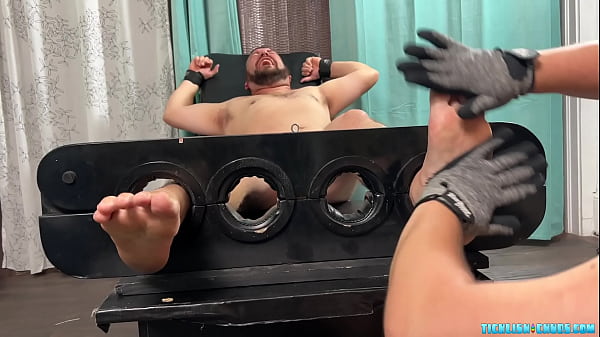 La blonde Matt tourmente Matthew avec des chatouilles