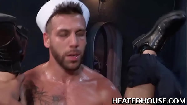 Marinai muscolosi si inculano in un triangolo interrazziale