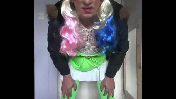 crossdresser mariquita con ganas de tragar pis parte 4