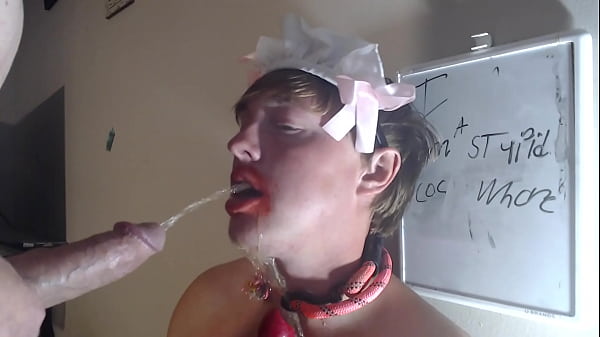 Cette stupide pute suce un gode de chien, se fait énerver et jouit comme une poubelle !