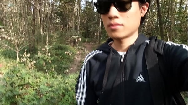 Jon Arteen mija lá fora e no banheiro. Compilação de xixi de menino gay bonito, magro e sexy com pau e bolas firmes e suaves.