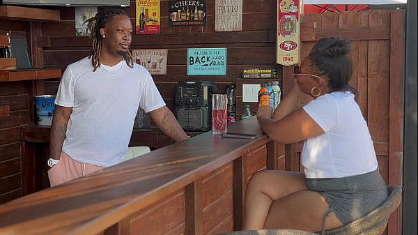 Conversa amigável se transforma em um encontro depois que um estranho solitário encontra um concurso de bar Ela está em coisas que se transformam em uma foda rápida no quarto