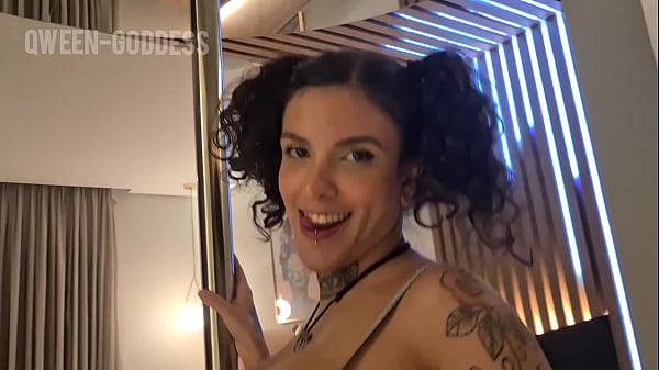 Sexy sexy Teenie tritt auf