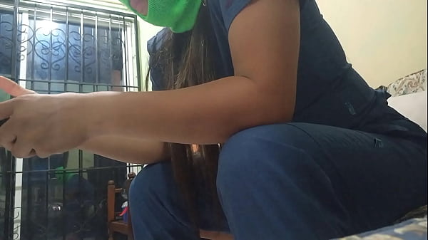 Una madrastra madura de culo regordete y grandes tetas se masturba en casa sobre el sofa. &iquest_Quieres follarla? PAWG. ASMR. BBW. fetiche aficionado. 1