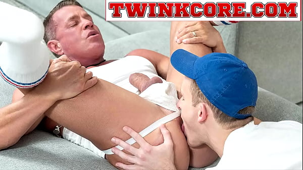 La polla dura como una roca de Dylan Tides entra en el agujero de Tyler Saint. La polla de Tyler se eleva hasta alcanzar una erección completa. Dylan lo desnuda hasta dejarlo en el suspensorio de Tyler, Tyler lo sabe. Las piernas de Tyler están en el aire y la lengua de Dylan está masajeando el agujero de Tyler.