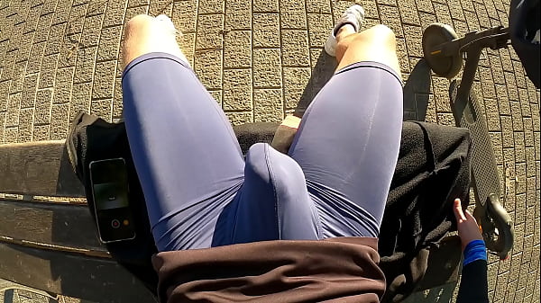 ¡Me pillaron justo cuando me corría con mi ropa ajustada! demasiado caliente...