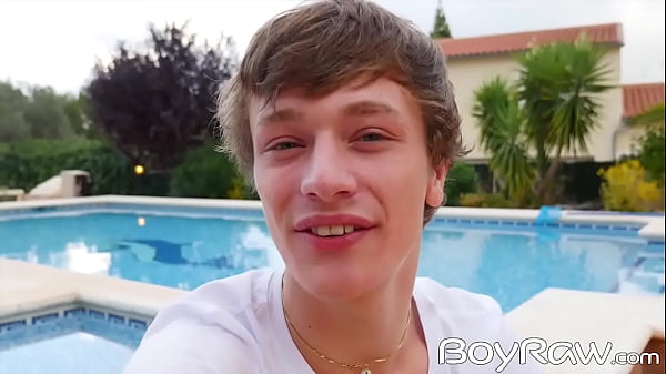 Der Pooltag verwandelt sich in Twinks, die von hinten im Doggystyle ficken