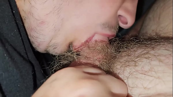 Mein Freund hat gesehen, wie mein Schwanz hart war, während er den Arsch aß und anfing zu saugen