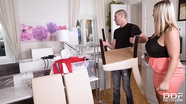 Mi amigo hetero quería una mamada en el auto y termino follándome en plena calle