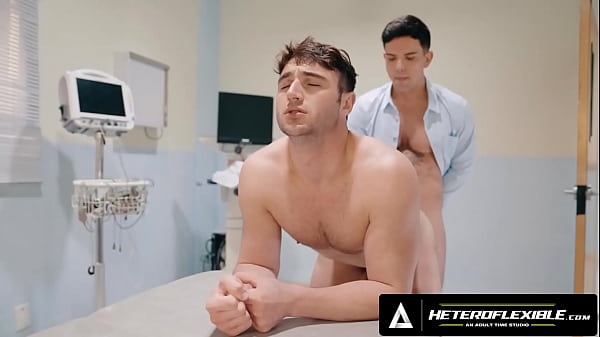 HÉTÉROFLEXIBLE - Le docteur pervers Dakota Payne commence à se branler pendant l'examen de la prostate de Michael Boston