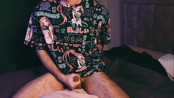 một chàng trai trẻ mặc áo phông anime thủ dâm ầm ĩ và bôi tinh trùng lên gối của anh ta. VIDEO 4K