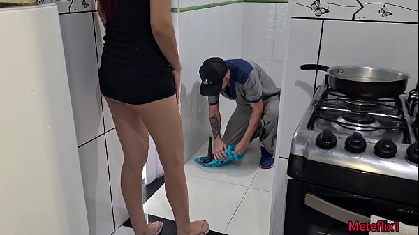 Une jeune fille devient un plombier coquin