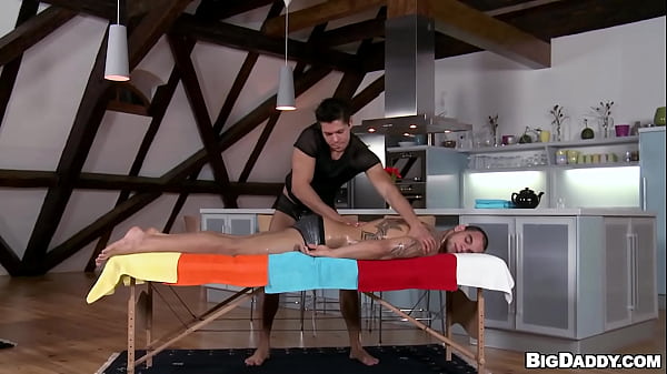 GAYWIRE - James va alla spa per ricevere un massaggio completo del corpo, ma il massaggiatore Angelo Godshack vuole dargli di più