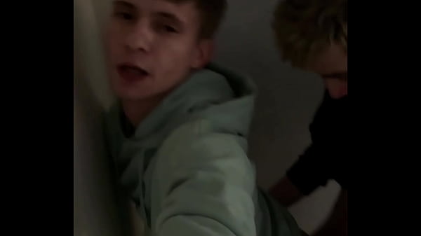 scopato un ragazzo sulle scale