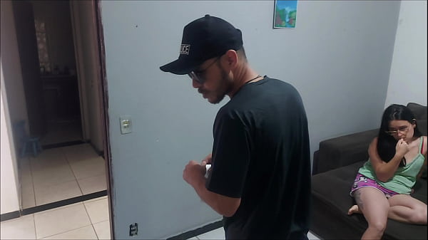 Dona de casa apreensiva com policial procurando seu marido, paga sua liberdade com o cu!