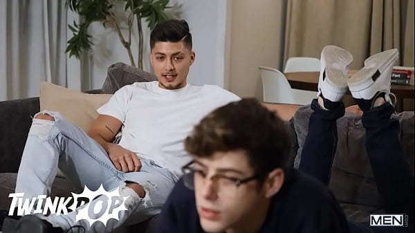 TWINKPOP – Angel Rivera fickt Joey Mills‘ Mund und schlägt ihn dann, bis er ihn mit seiner Ladung bedeckt