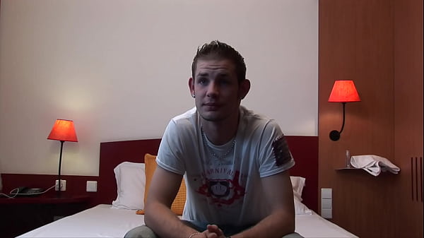 Il adore ça, dit Jens, un macho allemand hétérosexuel, dans cette interview