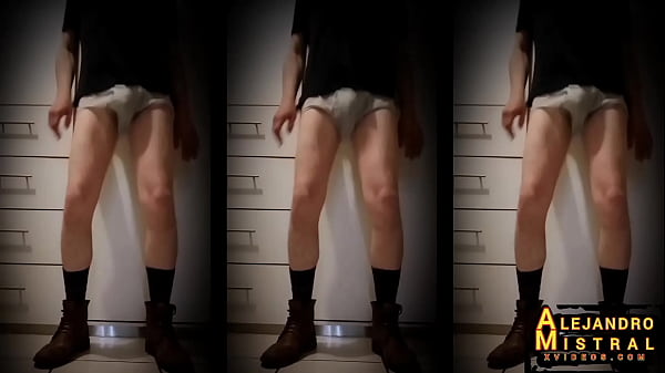 ALEJANDRO MISTRAL sexy maduro amateur muestra su polla dentro de su mojada ropa interior blanca bailando