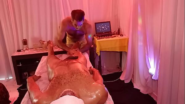 Olha a rolona do dotadao na minha maca de massagem