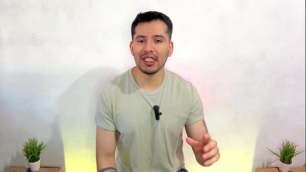 ¡El jefe barista hace que el nuevo empleado de la cafetería le chupe la polla en el almacén y en los baños del trabajo! historia sexual