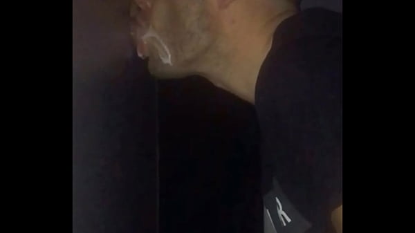 Se divertindo no Glory Hole Cara anônimo chupando meu pau e eu chupando o pau grande dele e levando gozada enorme