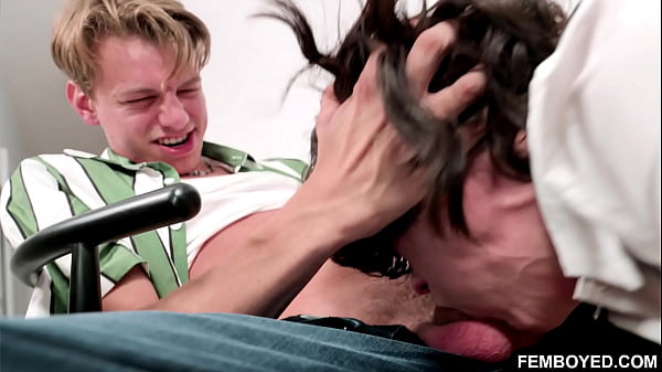 多么伟大的场面啊！ Leo Louis 和他的大鸡巴靠在椅子和学习桌上操 Tootsy 的女同性恋屁股，简直太他妈的热了！