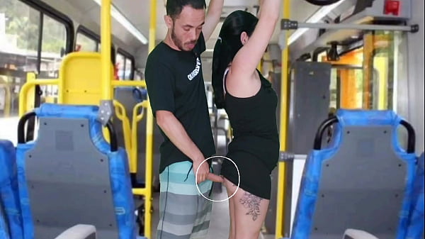 Velho canalha com uma encoxada e se masturba até gozar na morena dentro do ônibus