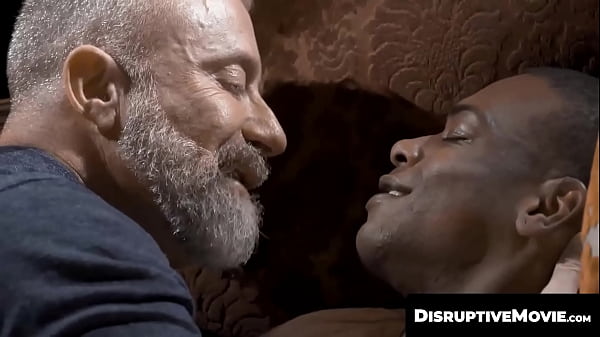 DisruptiveMovie.com – Der muskulöse Dilf Lance Charger akzeptiert Adrian Harts rohen Anal-Creampie