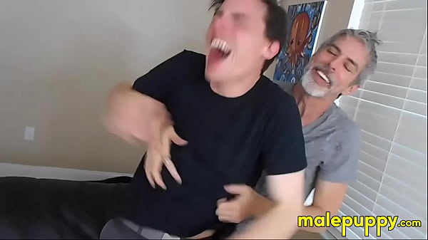 Richard lässt sich massieren und kitzelt den Einbrecher Aiden Valentine an den Rippen und an seinen nackten Füßen