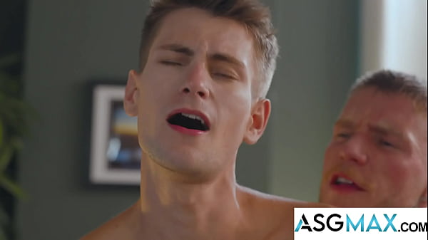 Heiße Kerle treffen sich heimlich in einer schwulen Büroparodie - DisruptiveFilms