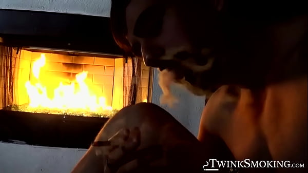 Le fumeur Mason Lear a trouvé du plaisir après une caresse sensuelle de bite