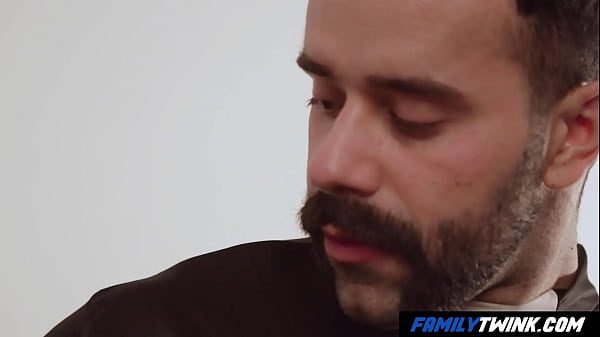 FamilyTwink - Il ragazzo cattolico Ryan Jacobs Punito da padre Teddy Torres