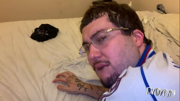 Novinho ha compiuto 18 anni e gli ho regalato il mio culo (COMPLETO SU ROSSO)