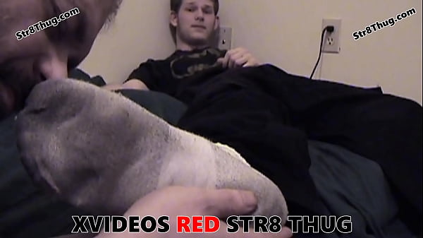 Presento il mio schiavo frocio arrapato e schifoso al mio amico e lo umiliiamo con i suoi puzzolenti calzini da college