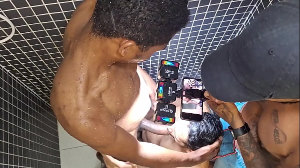 Detrás de escena de una escena porno, con el negro dotado de 24 cm Jhon Black y el travieso pasivo Roninhoboysp. Escena a pelo.