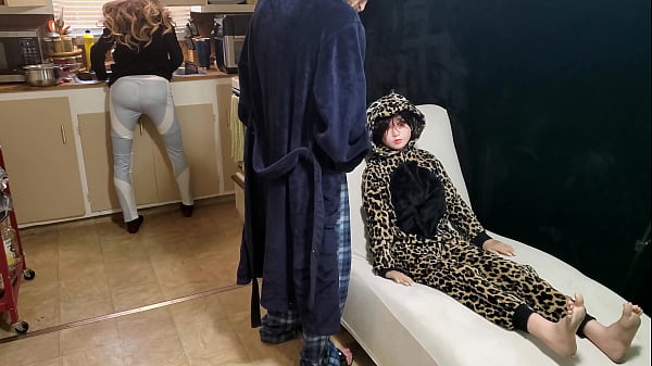 ¡No te atrapen follando con una muñeca mientras las mamás preparan el desayuno! (4k-UHD)