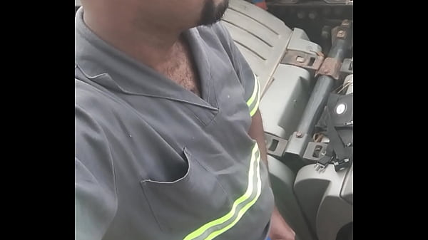 Paré el camión para orinar y subió ese olor a pika que me puso cachondo