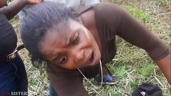 当我带着我的男朋友来硬核操我时，他们在浴室里抓住了我们