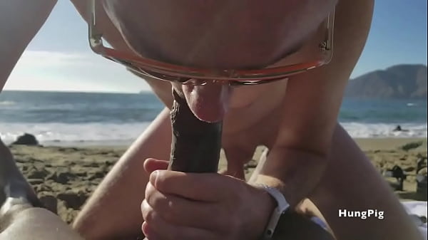 Hier ist ein alter Kerl, der nach Folsom ohne Sattel am Strand gefickt wurde!