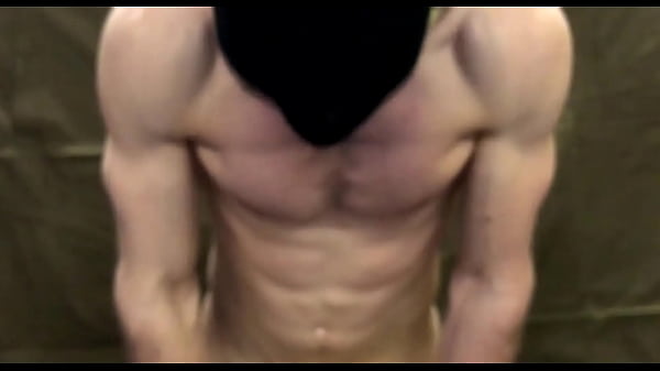 俄罗斯黑帮羞辱并操一名男同性恋！脏话！射在脸上了！