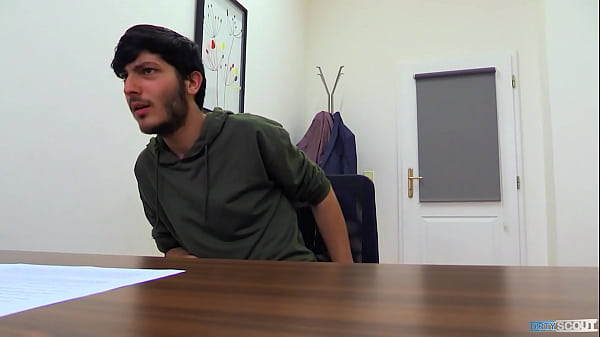 Un coiffeur ambitieux pour minet compense son manque d'expérience avec une baise brutale lors de l'entretien - BigStr