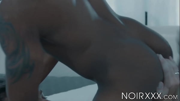 Max Adonis recibe semen en la boca del deportista negro Aaron Reese