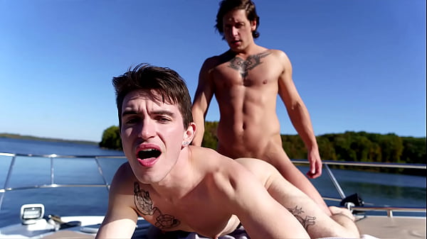 Auf dem Boot sonnt sich Dalton nackt und motiviert Caleb, ein paar heimliche Fotos von ihm zu machen. Geschmeichelt lädt er Caleb ein, seinen ersten Schwanz auszuprobieren