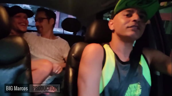 El conductor de la aplicación se puso cachondo con los dos y bajó a meterse con ellos.