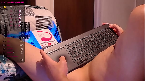 un giovane con un bellissimo cazzo grosso, grosso e pieno di vene si masturba davanti alla telecamera